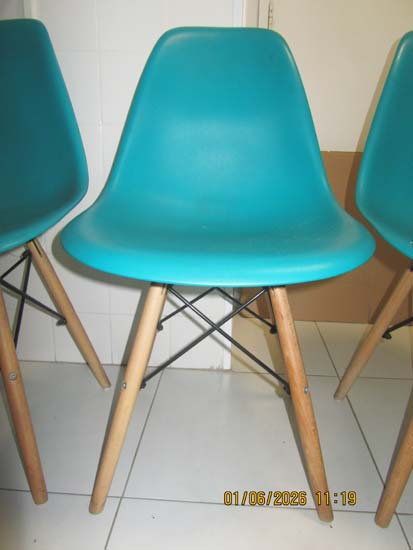 CADEIRAS AZUIS EAMES WOOD