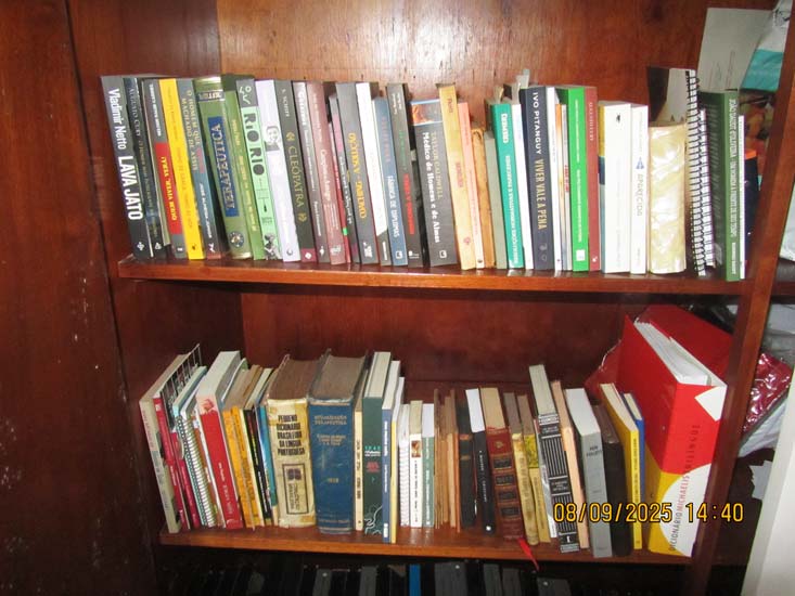 LIVROS E FITAS VARIADOS