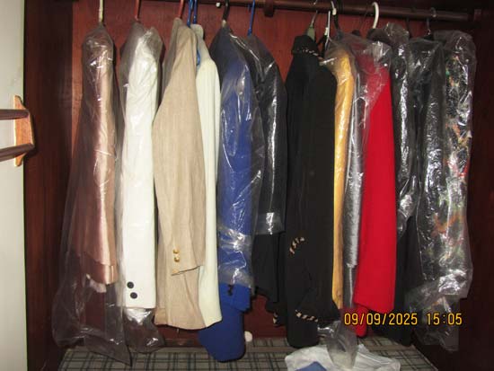 ROUPAS E CHAPEUS