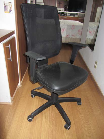 CADEIRA ESCRITORIO PRETA RODINHAS