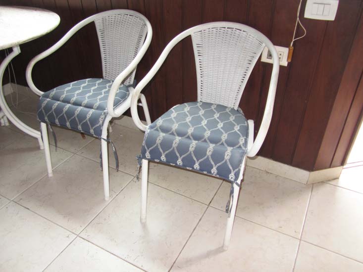 CONJUNTO MESA MARMORE E CADEIRAS METAL