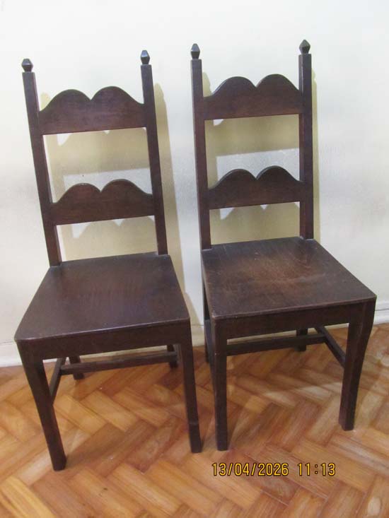 PAR CADEIRAS MADEIRA