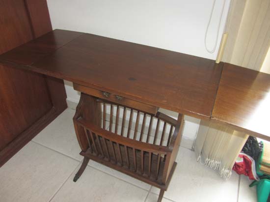 MESA REVISTEIRO MADEIRA