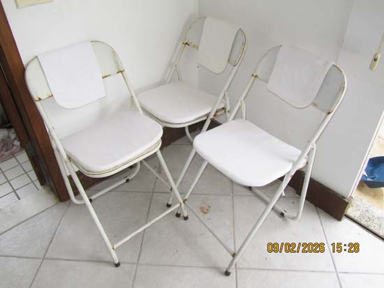 CADEIRAS BRANCAS FERRO