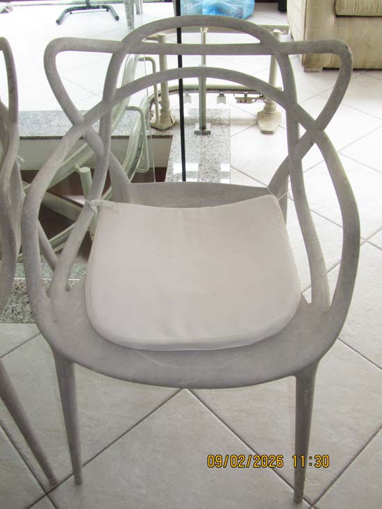 CADEIRAS BRANCAS PLASTICO