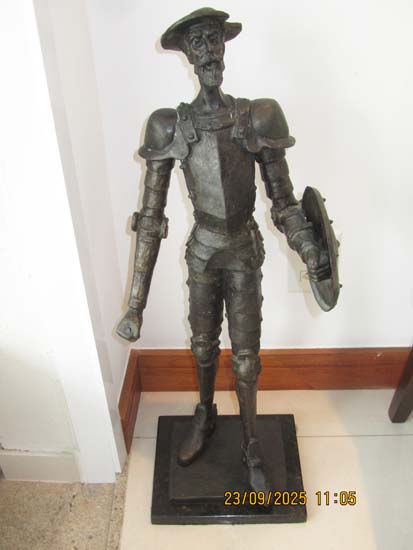 ESCULTURAS E ESTATUETAS