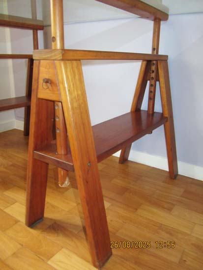 MESA 2 CAVALETES MADEIRA TAMPO VIDRO