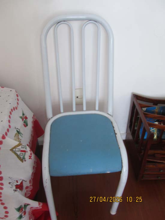 PAR CADEIRAS BRANCAS METAL