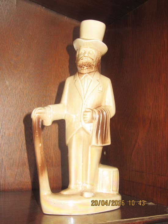 ESCULTURAS E ESTATUETAS