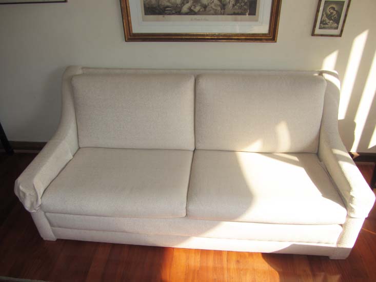 SOFA BEGE 3 LUGARES