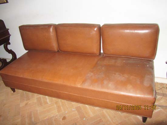 SOFAS MADEIRA E COURO MARROM