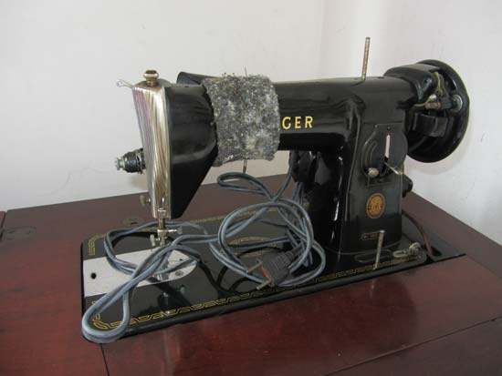 MAQUINA COSTURA COM GABINETE