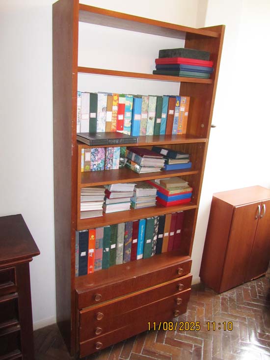 ESTANTE MADEIRA GAVETAS E PRATELEIRAS
