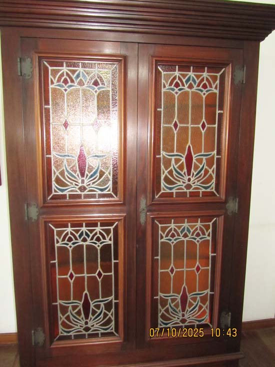 ARMARIO MADEIRA 2 PORTAS VIDRO