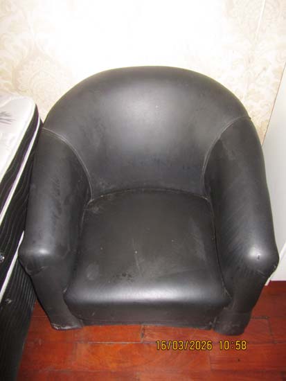 POLTRONA BRACO PRETA COURINO