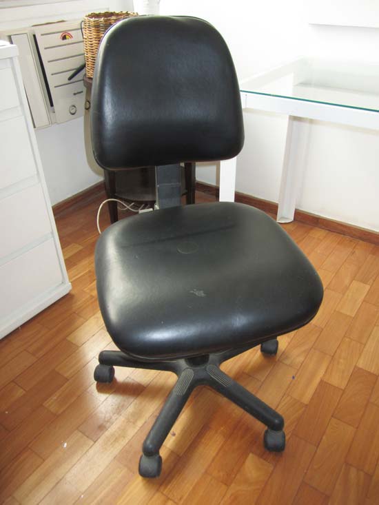 CADEIRA ESCRITORIO PRETA RODINHAS
