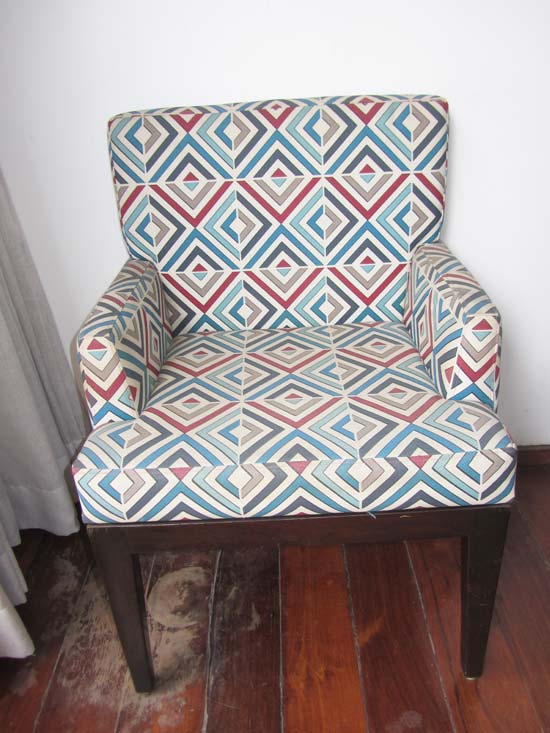 POLTRONAS BRACO MADEIRA ESTAMPADAS