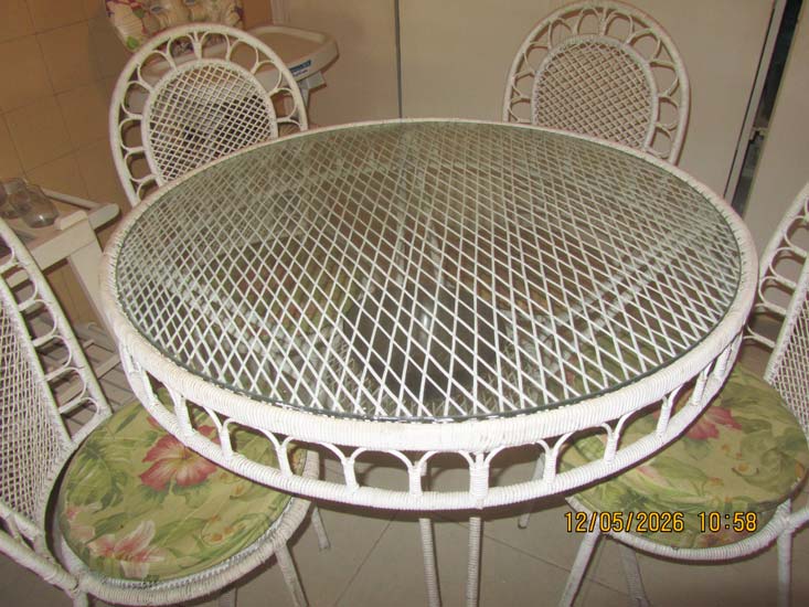 MESA E 4 CADEIRAS PALHA BRANCA