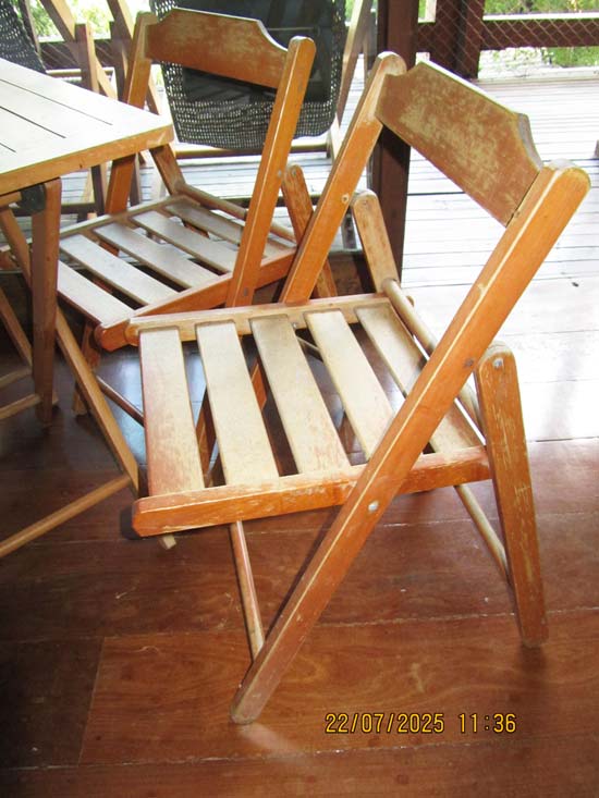 CONJUNTO MESA E 4 CADEIRAS MADEIRA