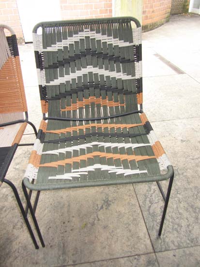 MESA MADEIRA E 6 CADEIRAS FERRO