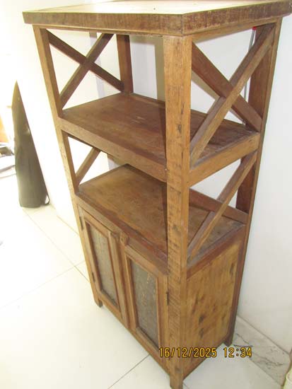 ESTANTE MADEIRA 2 PORTAS PRATELEIRAS