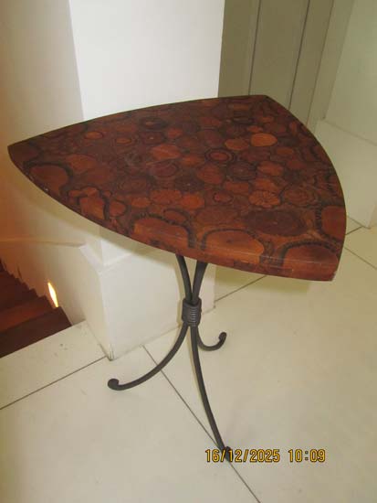 MESA TRIANGULAR METAL MADEIRA