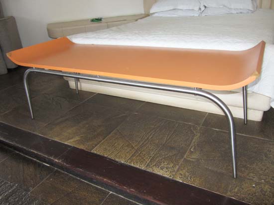 BANCO MDF LARANJA PES METAL CURVO
