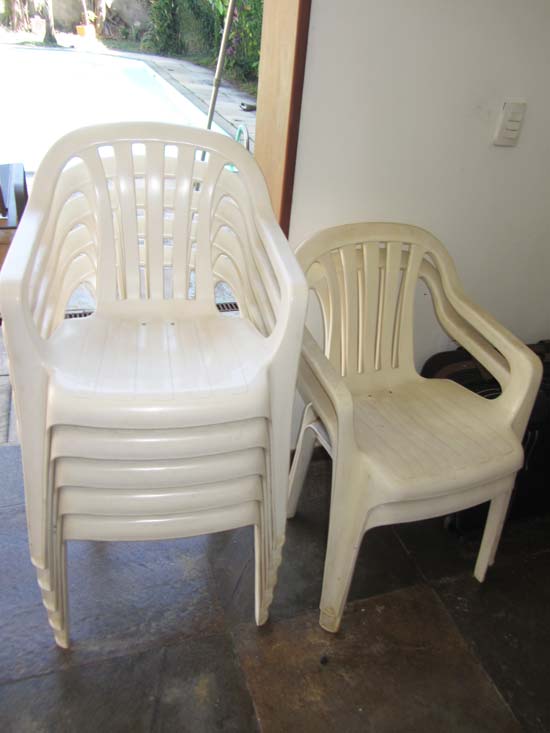 CADEIRAS E MESAS PLASTICO BRANCOS