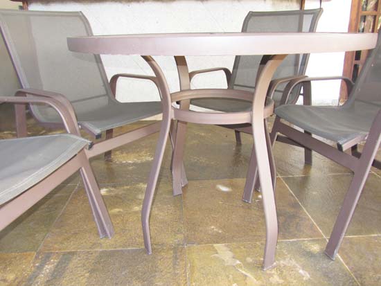MESA E 4 CADEIRAS METAL E OMBRELONE