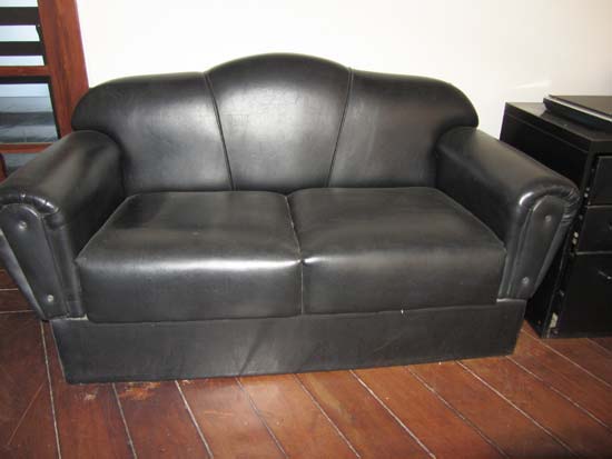 SOFA PRETO 2 LUGARES COURINO