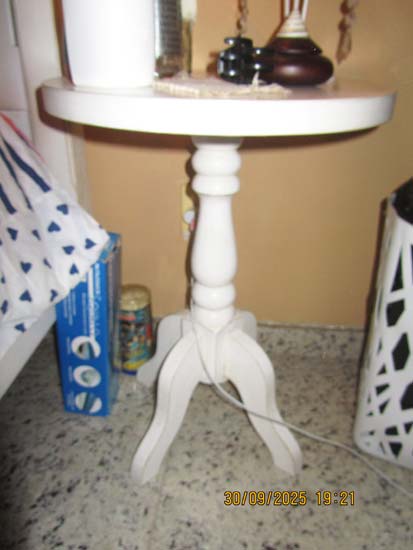 MESA LATERAL BRANCA REDONDA