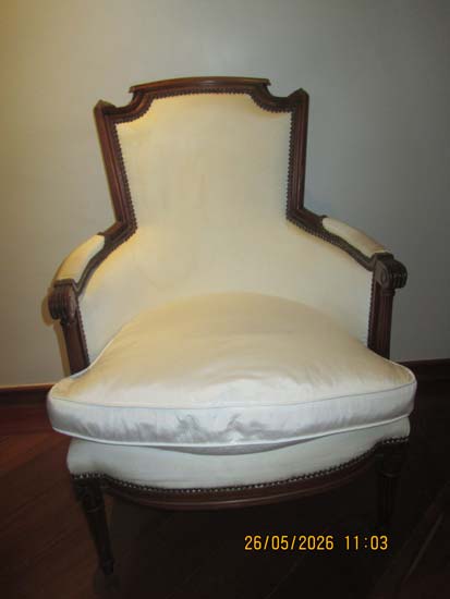 POLTRONA BRACO MADEIRA CAPITONE