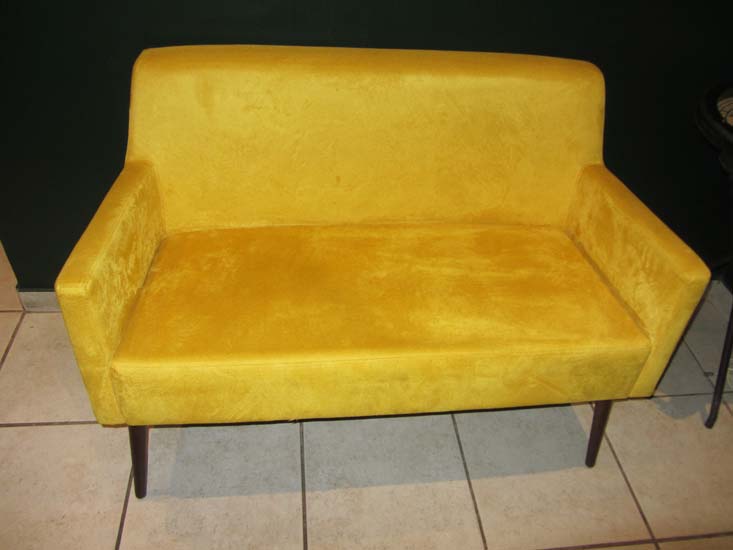 SOFA NAMORADEIRA AMARELA