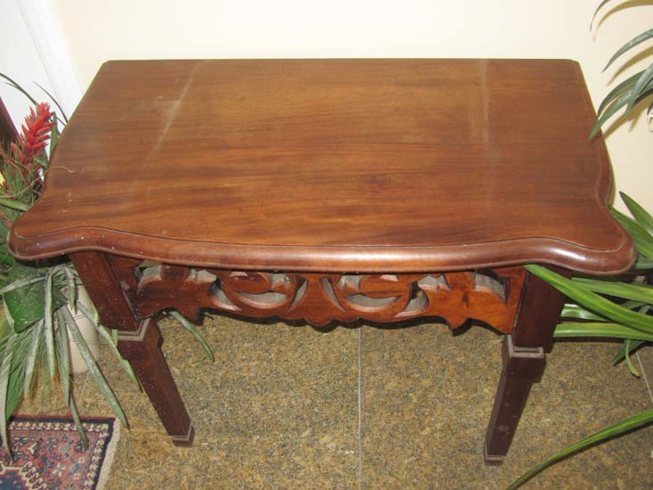 MESA APARADOR MADEIRA ENTALHE