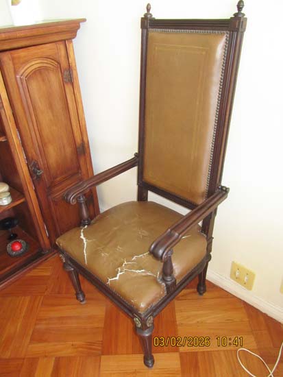 CADEIRA BRACO MADEIRA COURO