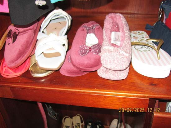 ROUPAS E SAPATOS